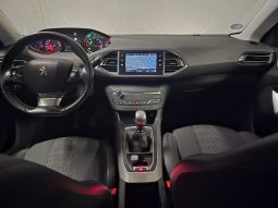 
										Peugeot 308 1,2 e-THP Allure 130 KS, Prvi vl., Servisna, Jamstvo! full									